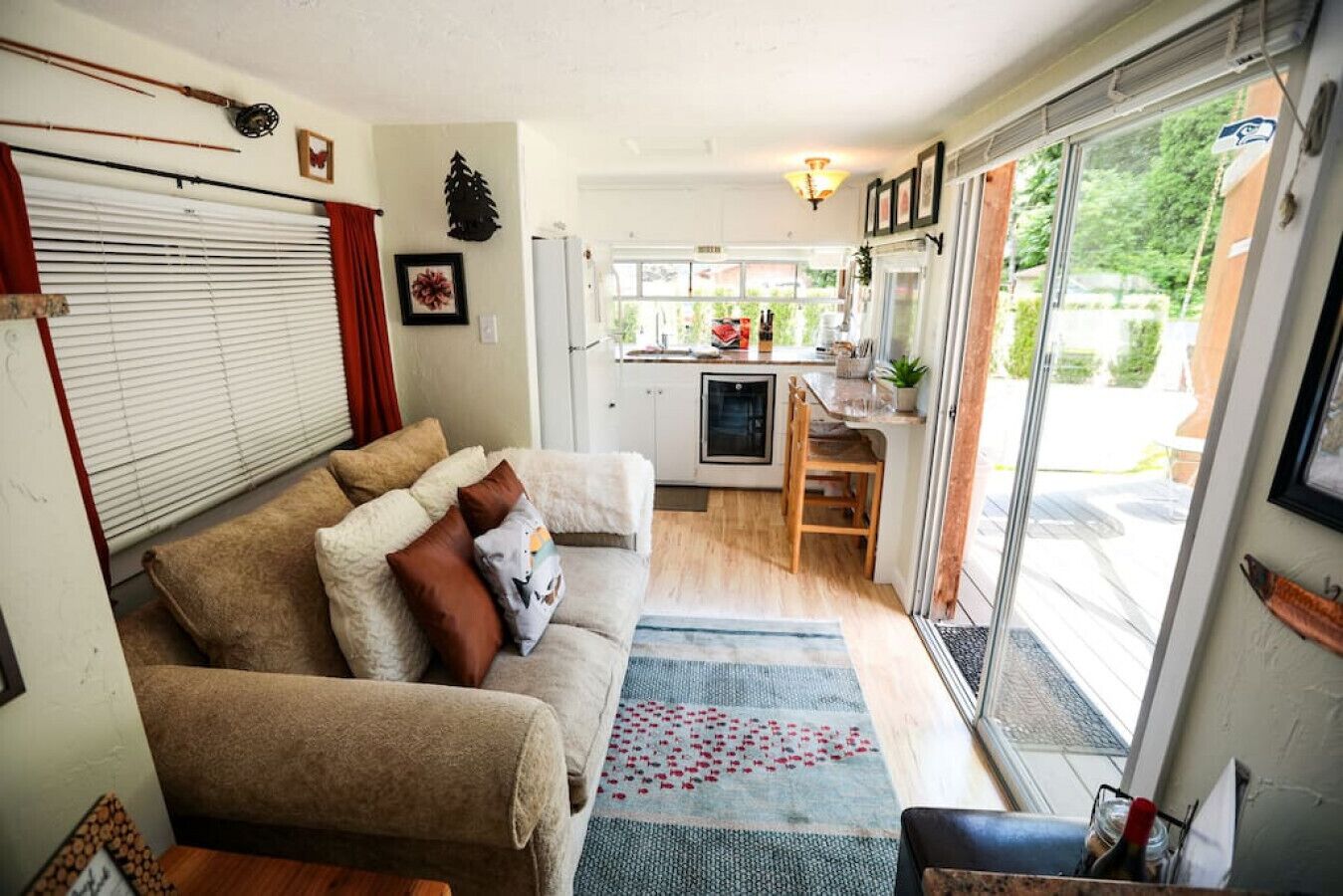 テレビ、暖炉、書庫