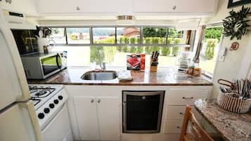 Fridge, oven, stovetop, coffee/tea maker