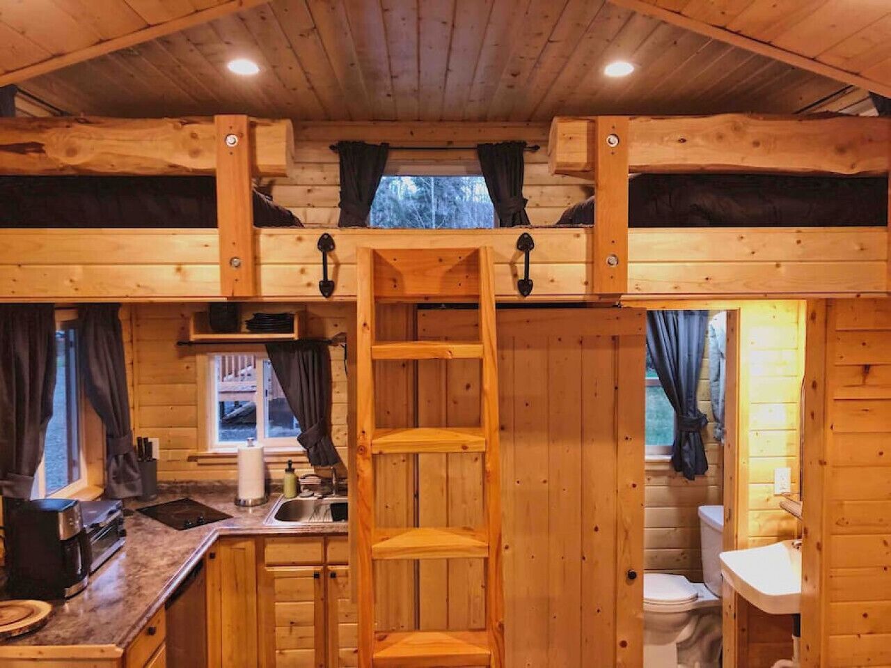 Ofen, Herdplatte, Wasserkocher mit Kaffee-/Teezubehör