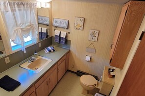 Hair dryer, towels - 4 guest · Eddie Bauer's former Beachfront Cottage (Sekiu)