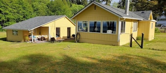 4 guest · Eddie Bauer's former Beachfront Cottage