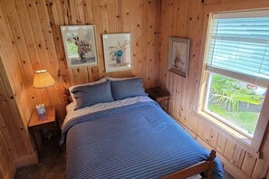 2 bedrooms, desk, WiFi, bed sheets - 4 guest · Eddie Bauer's former Beachfront Cottage (Sekiu)