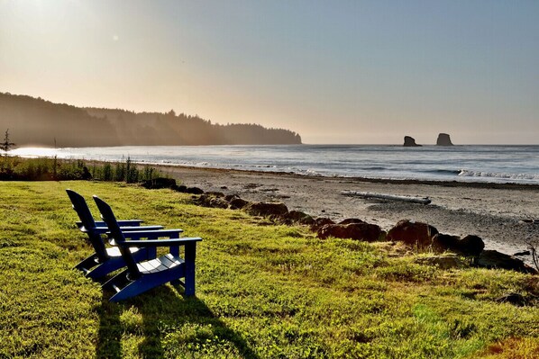 On the beach - 4 guest · Eddie Bauer's former Beachfront Cottage (Sekiu)
