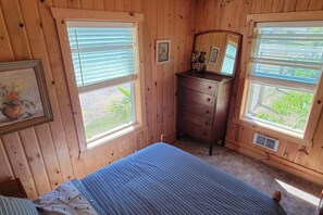 2 bedrooms, desk, WiFi, bed sheets