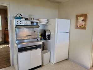 Fridge, microwave, oven, stovetop - 4 guest · Eddie Bauer's former Beachfront Cottage (Sekiu)