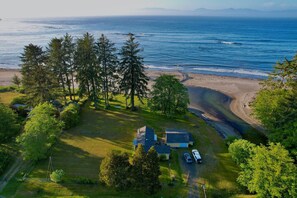On the beach - 4 guest · Eddie Bauer's former Beachfront Cottage (Sekiu)