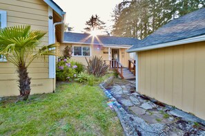 Exterior - 4 guest · Eddie Bauer's former Beachfront Cottage (Sekiu)