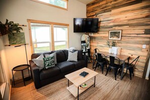 Smart TV - Tiny home in the heart of Forks w/starlink & yard (Forks)