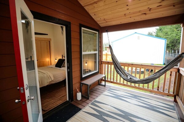 1 bedroom, free WiFi, bed sheets - Tiny home in the heart of Forks w/starlink & yard (Forks)