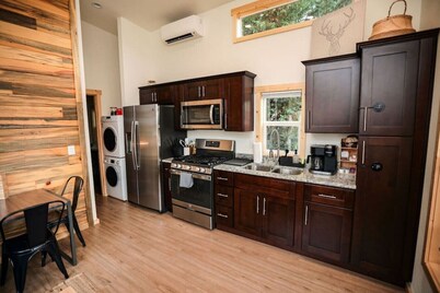 Tiny home in the heart of Forks w/starlink & yard