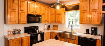 Your perfect Base Camp: Central, pet friendly w/ Starlink