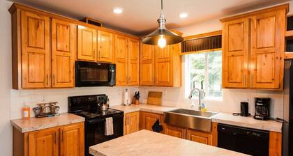 Your perfect Base Camp: Central, pet friendly w/ Starlink