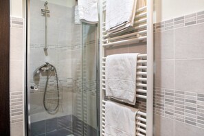 Dusche, Haartrockner, Handtücher