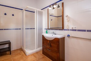 Bañera, artículos de higiene personal gratuitos y secador de pelo