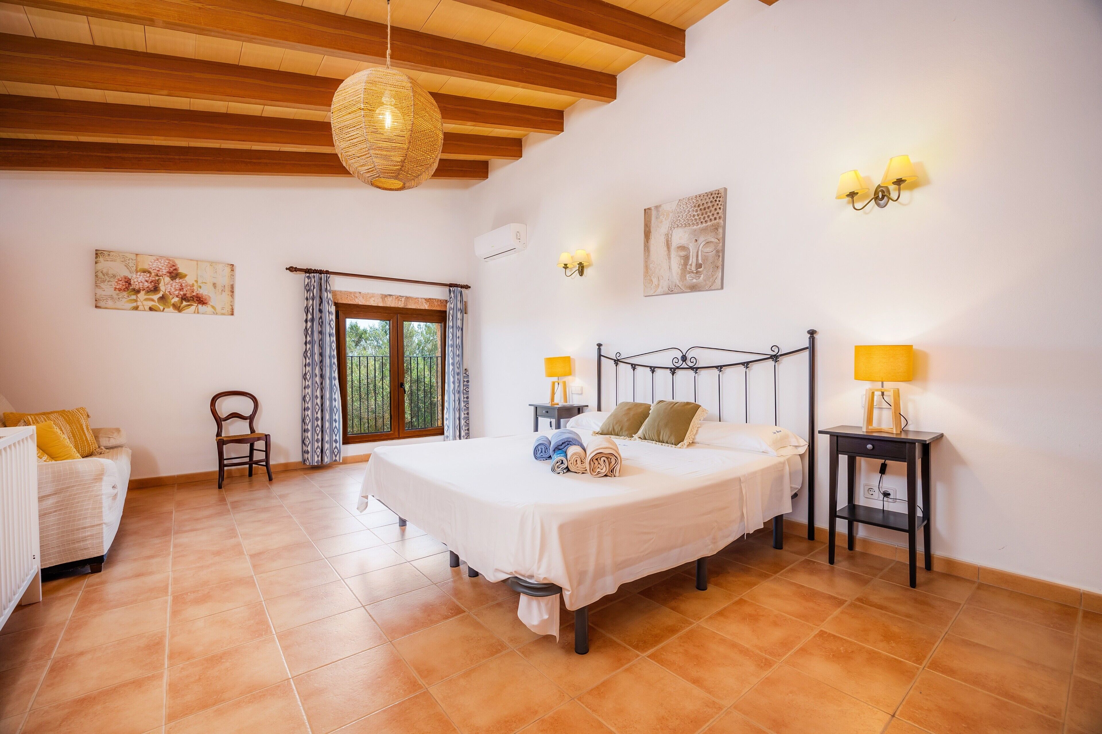 5 bedrooms, iron/ironing board, free WiFi, bed sheets