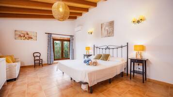 5 bedrooms, iron/ironing board, free WiFi, bed sheets