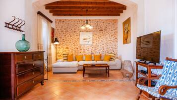 Een televisie en een tafeltennistafel