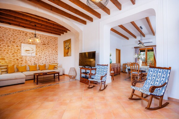 Una televisión, una mesa de tenis de mesa