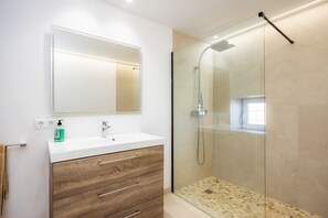 Bathtub, free toiletries, hair dryer, towels - Country House 'Na Amera Ref 225' with Private Pool, Wi-Fi and Air Conditioning (Campos)