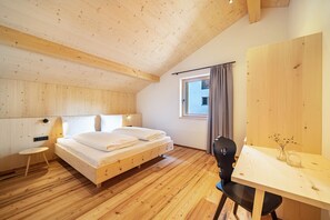 2 bedrooms, free WiFi, bed sheets - Apartment 'Mucher Jakob' with Mountain View, Private Terrace and Wi-Fi (Moso in Passiria)