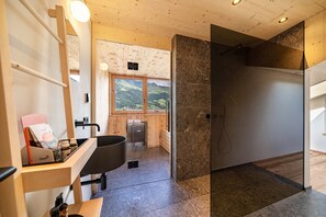 Bathtub, rainfall showerhead, hair dryer, towels - Apartment 'Mucher Jakob' with Mountain View, Private Terrace and Wi-Fi (Moso in Passiria)