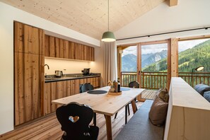 Dining - Apartment 'Mucher Jakob' with Mountain View, Private Terrace and Wi-Fi (Moso in Passiria)