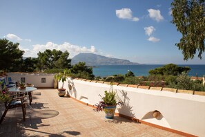 Outdoor dining - Apartment "Open Space Sul Mare" with Sea View, 3 Terraces and Wi-Fi (Cornino)