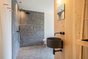 Vasca, asciugacapelli, asciugamani