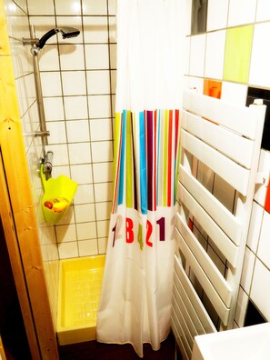 Shower, hair dryer, towels, soap - Appartement Familial Maison Vosgienne La Bresse Centre (La Bresse)