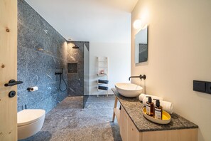 Banheira, chuveiro com efeito de chuva, secador de cabelo