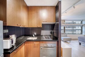 Kylskåp, mikrovågsugn, ugn och spishäll