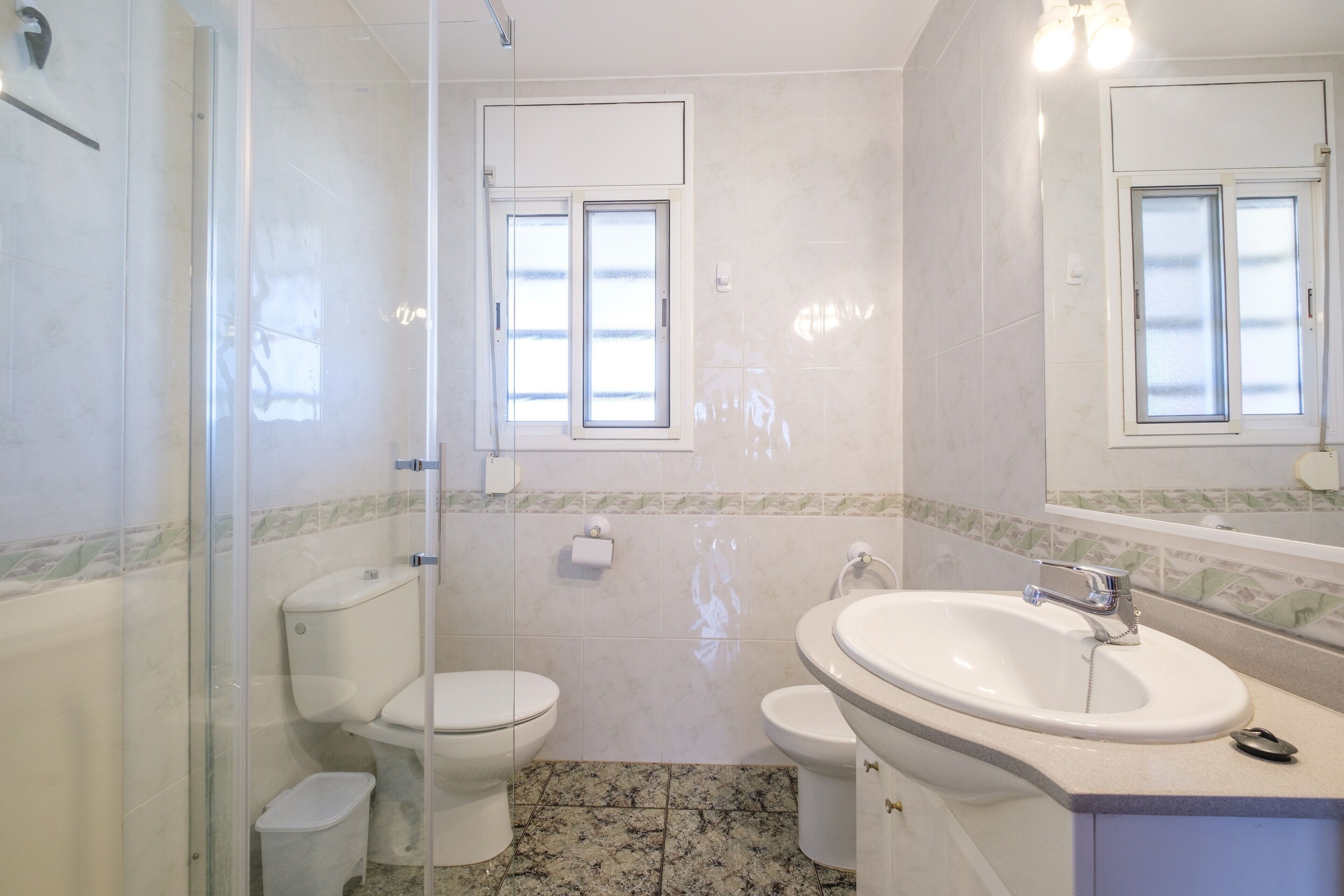 Douche, sèche-cheveux, serviettes fournies