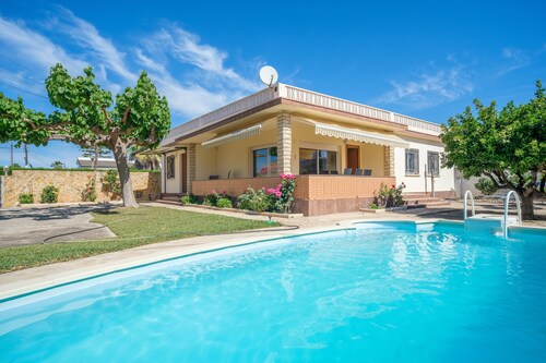 Holiday Home "El Refugi" with Private Pool, Terrace and Wi-Fi