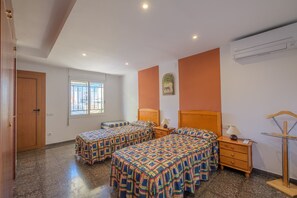 3 bedrooms, iron/ironing board, free WiFi, bed sheets