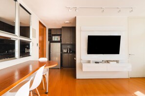 Kylskåp, mikrovågsugn, ugn och spishäll