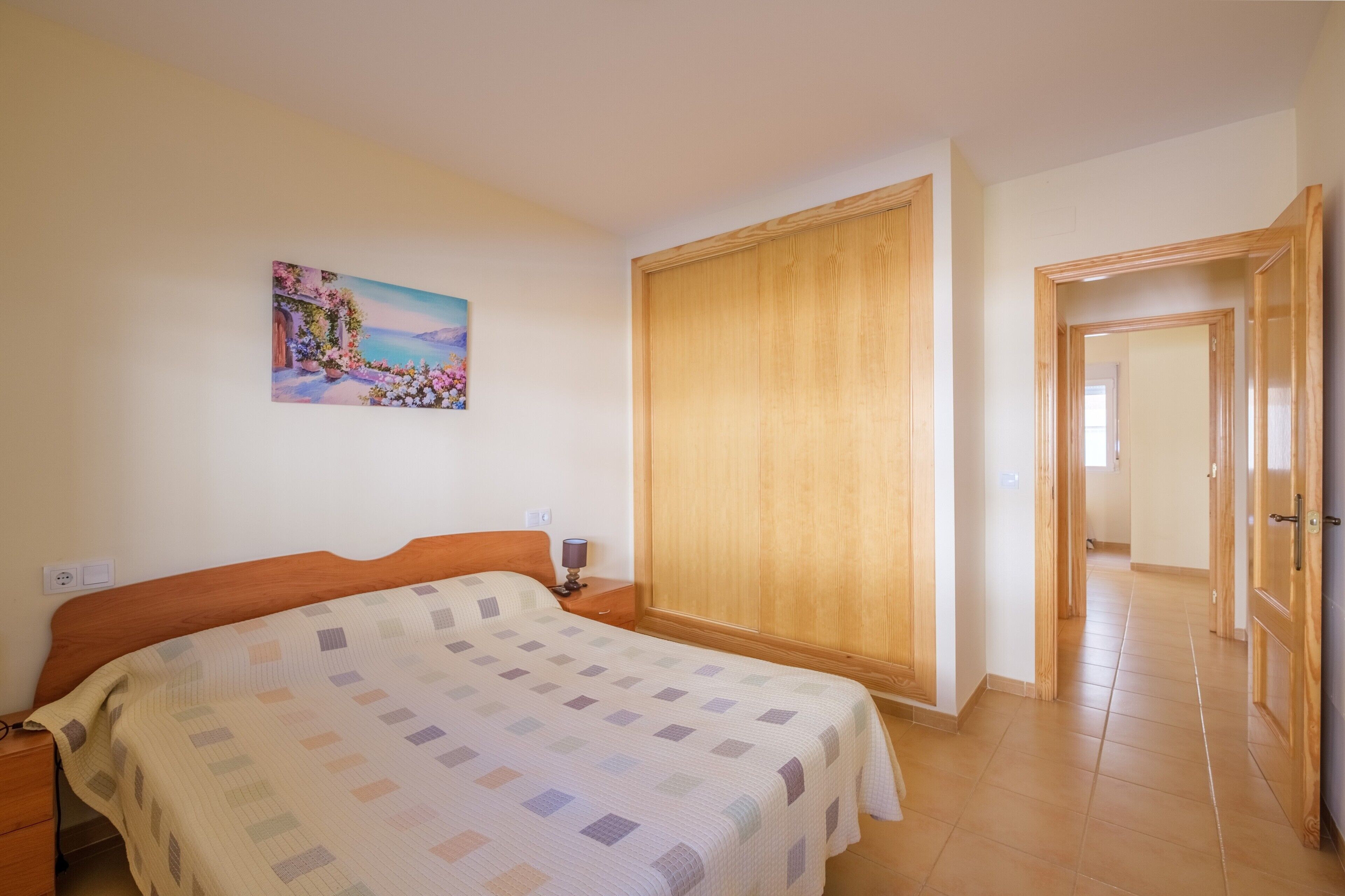 2 dormitorios, tabla de planchar con plancha, ropa de cama