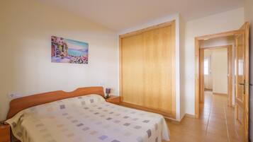 2 dormitorios, tabla de planchar con plancha, ropa de cama