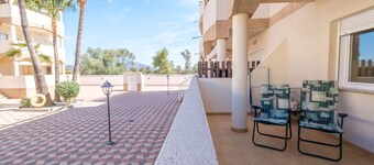 Apartamento "Playasol" con piscina compartida, terraza privada y A/C