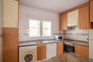 Køleskab, mikrobølgeovn, ovn, kogeplade