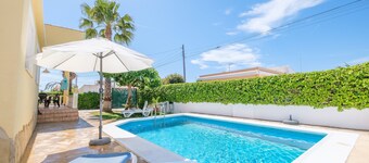 Vakantiehuis 'Marblau 2' met privézwembad, terras en wifi
