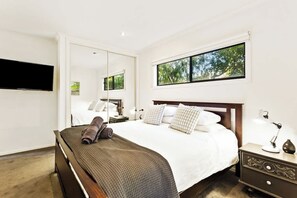 4 bedrooms, iron/ironing board, WiFi, bed sheets