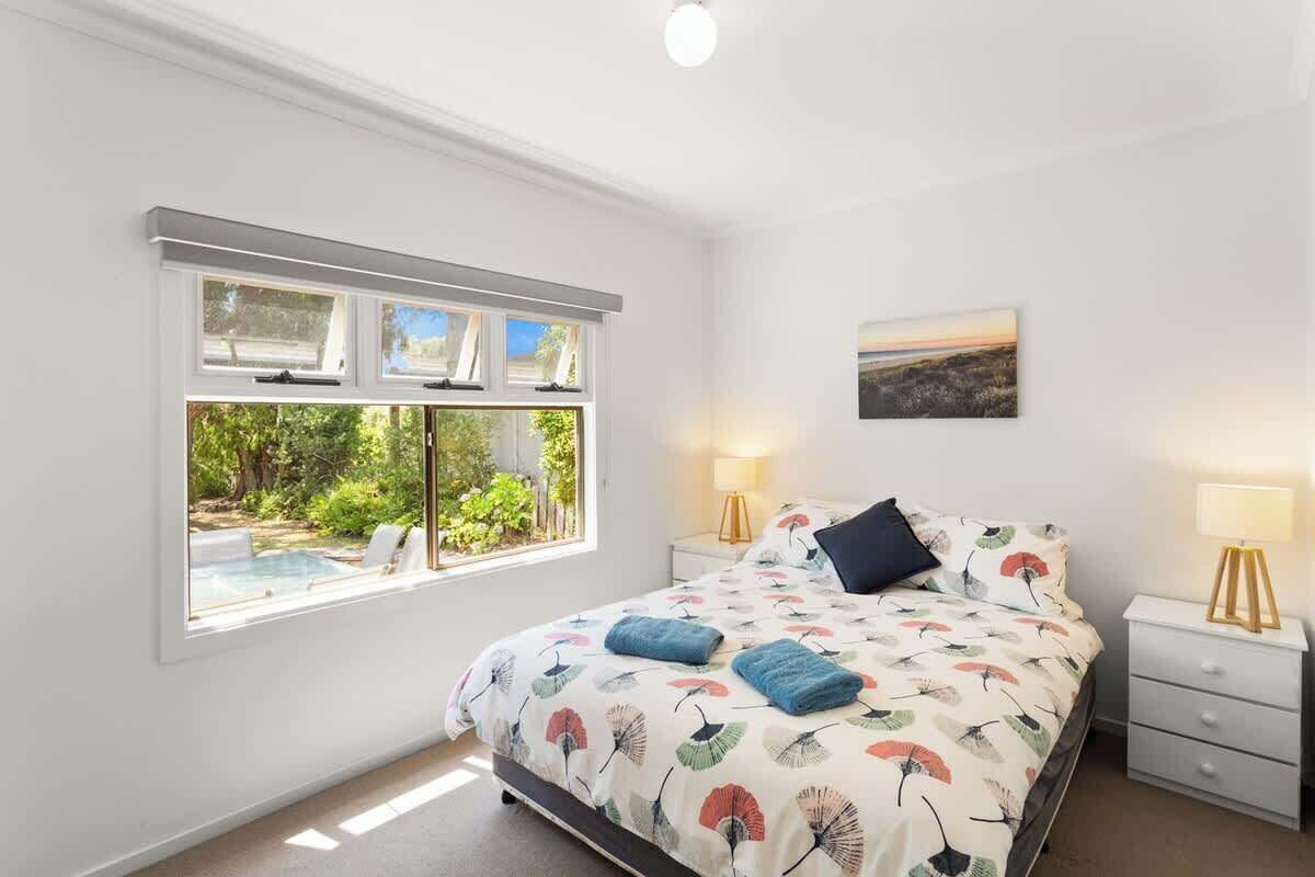 5 bedrooms, iron/ironing board, WiFi, bed sheets