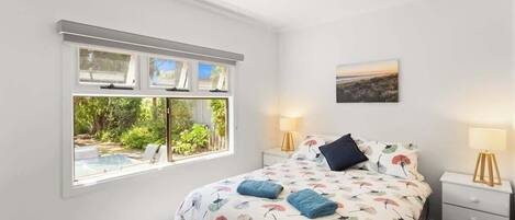 5 bedrooms, iron/ironing board, WiFi, bed sheets