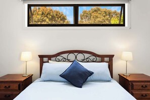 5 bedrooms, iron/ironing board, WiFi, bed sheets