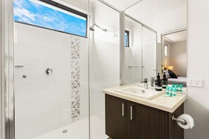 Badekar, hårtørrer, håndklæder