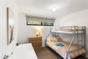 5 bedrooms, iron/ironing board, WiFi, bed sheets