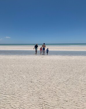 Una platja sorrenca amb un cel blau clar.