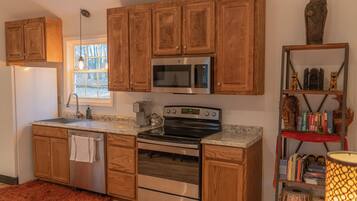 Réfrigérateur, micro-ondes, four, cafetiÚre/bouilloire