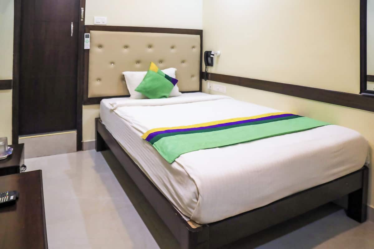 Quarto solteiro econômico | 1 quarto, escrivaninha, ferros/tábuas de passar roupa