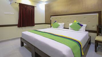 Habitación estándar | Escritorio y tabla de planchar con plancha